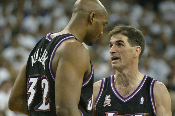  保罗超越魔术师升至助攻榜第三  