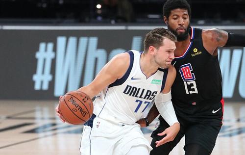  东契奇52分创纪录，独行侠逆转太阳  