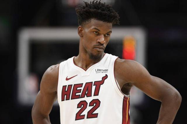  霍勒迪死亡缠绕限制对手，雄鹿击败热火登顶