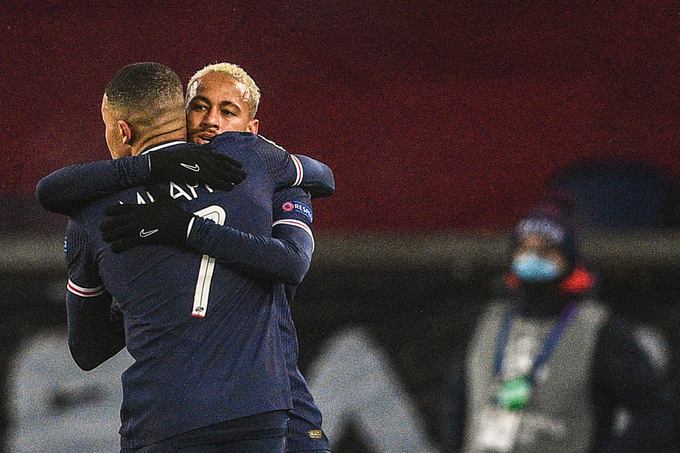  巴黎姆巴佩帽子戏法率队横扫图卢兹展实力